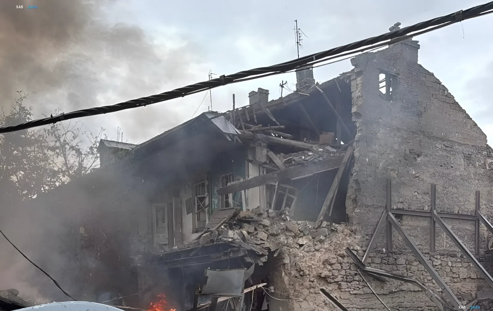 Разрушенное здание в Одессе после новой атаки: обгоревшие стены, дым и огонь среди руин