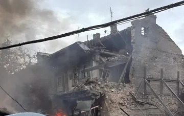 Разрушенное здание в Одессе после новой атаки: обгоревшие стены, дым и огонь среди руин