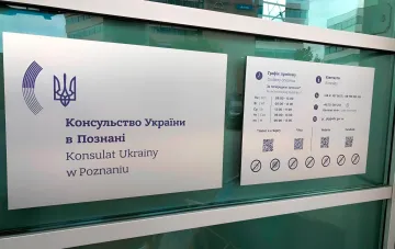 Табличка с названием Консульства Украины в Познани и графиком работы на украинском и польском языках