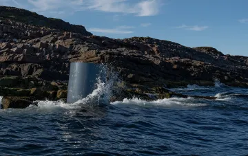 Trümmer einer russischen Rakete, die an die felsige Küste Norwegens gespült wurden