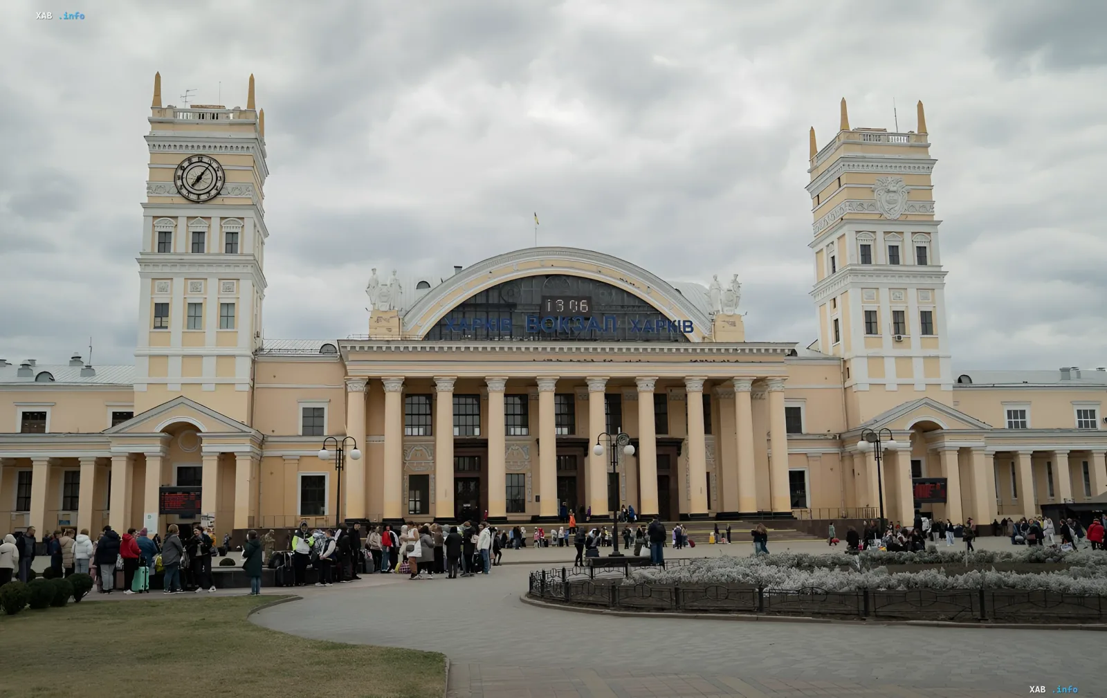 Черги пасажирів перед будівлею Харківського вокзалу: люди з валізами чекають входу через посилені заходи безпеки та загрози від дронів