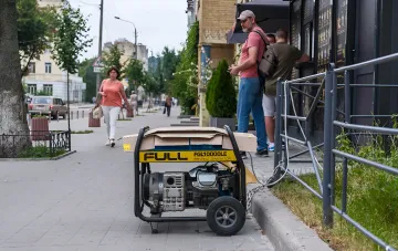 Бензиновый генератор на тротуаре в Черниговской области — жители используют резервное питание из-за масштабного отключения электроэнергии
