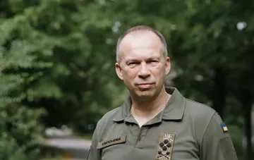 Генерал Сірський у військовій формі на тлі зелені, обговорюючи свою відставку з ЗСУ