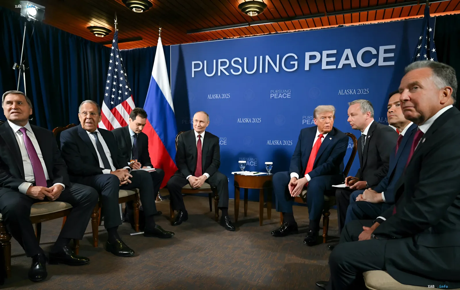 Символическая встреча лидеров США и России в Аляске 2025 года на фоне лозунга «PURSUING PEACE», иллюстрирующая сохранение дипломатических каналов даже в условиях войны