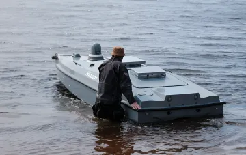 Оператор запускает украинский беспилотник Magura V5 в воду