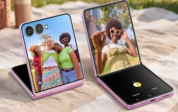 Розовые Samsung Galaxy Z Flip 8 в раскрытом виде с демонстрацией AI-режима селфи и функции Flex Mode на фоне природы