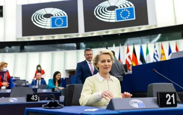 Урсула фон дер Ляйен в Европейском парламенте на фоне флага ЕС и номерного знака 21, символизирующего застрявший 21-й пакет санкций против России без согласия Орбана.