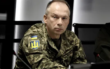 Александр Сырский в военной форме на заседании, обсуждает переход армии в наступление