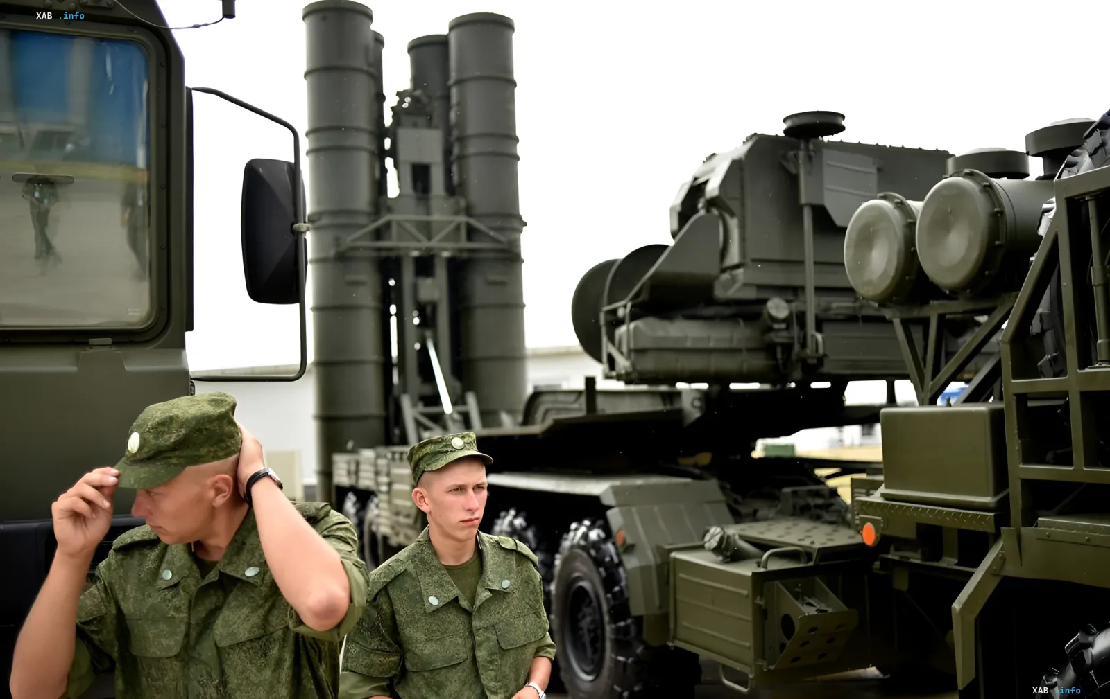 Украинские военные у зенитного ракетного комплекса на фоне проблем с топливом