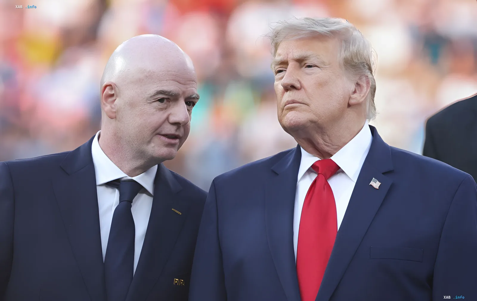 Donald Trump und Gianni Infantino stehen nebeneinander und diskutieren Infantinos mögliche Kandidatur für den Posten des UN-Generalsekretärs