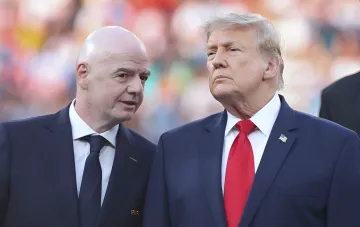 Donald Trump und Gianni Infantino stehen nebeneinander und diskutieren Infantinos mögliche Kandidatur für den Posten des UN-Generalsekretärs