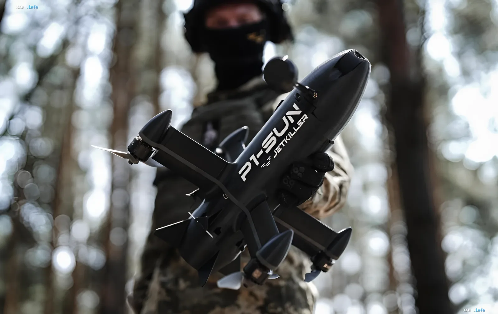 Украинский боевой дрон P1-SUN JetKiller в руках оператора, символизирующий новые военные испытания в США