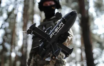 Украинский боевой дрон P1-SUN JetKiller в руках оператора, символизирующий новые военные испытания в США