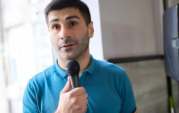 Василий Ломаченко с микрофоном, готовый к возвращению на ринг и борьбе за титул чемпиона мира