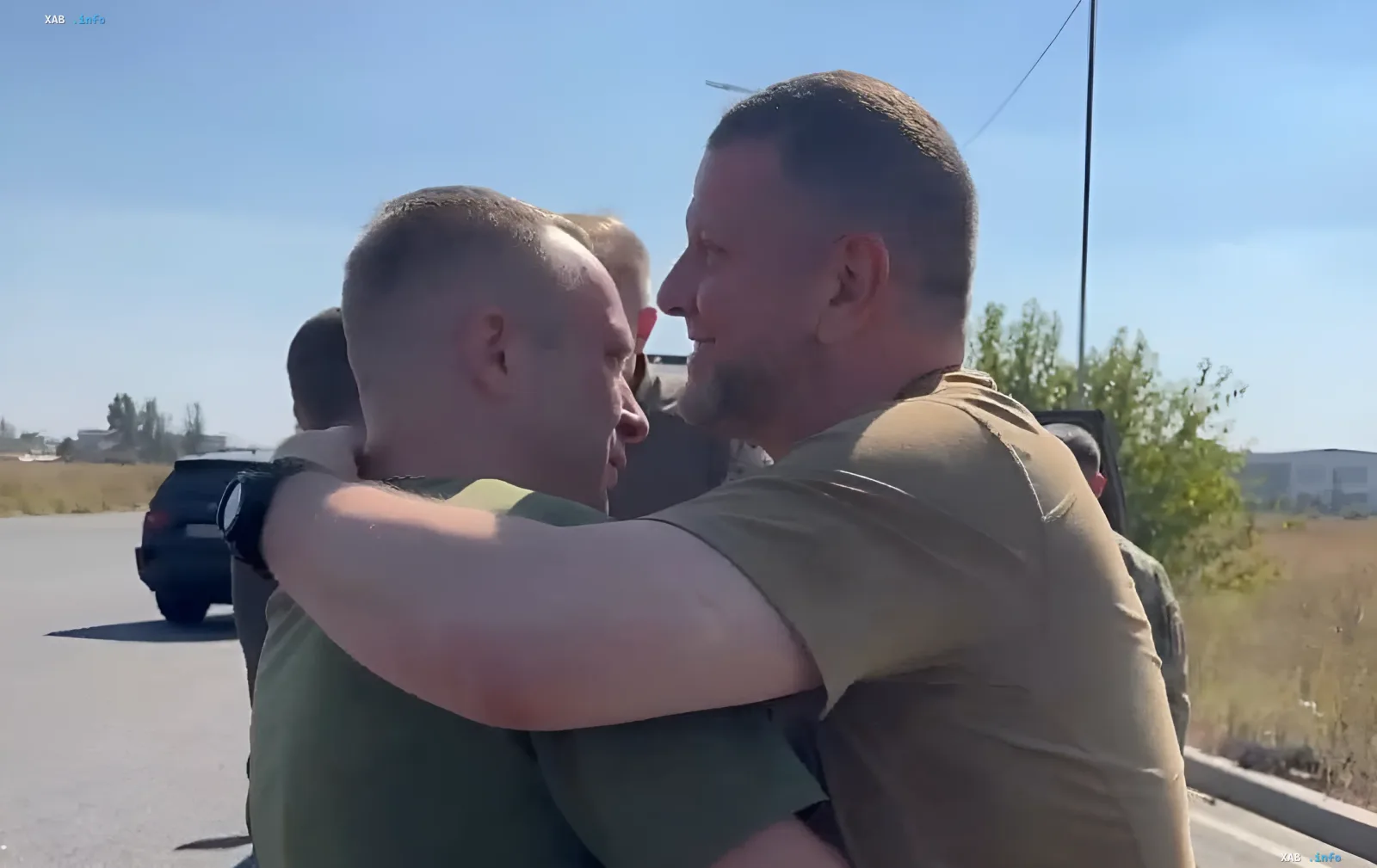 Валерий Залужный обнимает солдата на фоне дороги, символизируя поддержку и единство в контексте назначения Драпатого