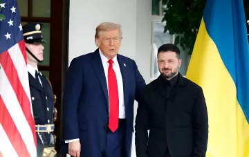 Президент Украины Зеленский и бывший президент США Трамп стоят рядом на фоне флагов США и Украины, символизируя возможные переговоры о визите