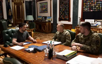 Der ukrainische Präsident Wolodymyr Selenskyj führt ein Treffen mit Militärführern durch und diskutiert Personalwechsel in den Streitkräften der Ukraine