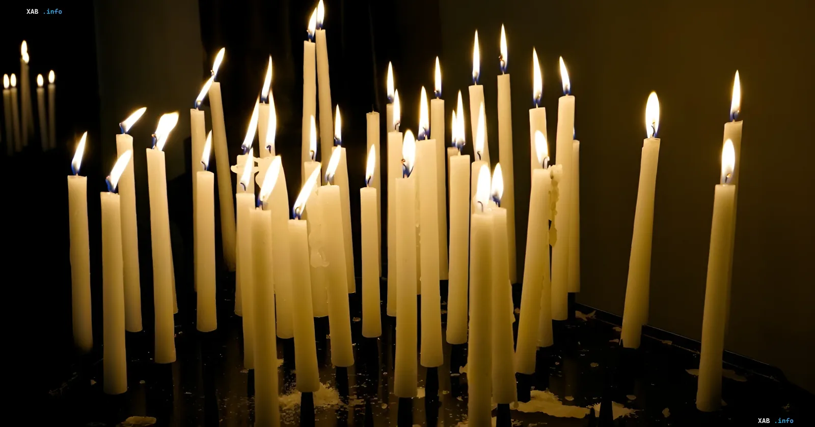 Brennende Kirchenkerzen in der Dunkelheit — Symbol der Märtyrererinnerung und des Gebets am 23. Juli, verbunden mit der Geschichte von Bischof Hopko und ukrainischen Volksglauben