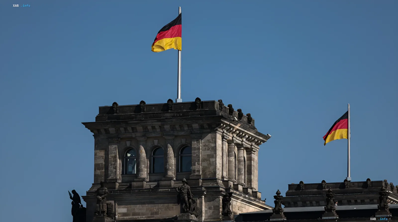 Deutsche Flagge über dem Reichstagsgebäude in Berlin vor klarem Himmel, die die Haltung Deutschlands als Antwort auf Moskaus Vorwürfe der Entwicklung von Atomwaffen symbolisiert