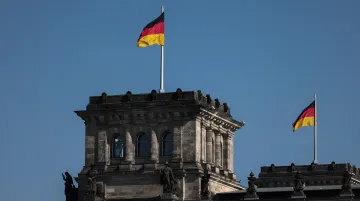 Deutsche Flagge über dem Reichstagsgebäude in Berlin vor klarem Himmel, die die Haltung Deutschlands als Antwort auf Moskaus Vorwürfe der Entwicklung von Atomwaffen symbolisiert