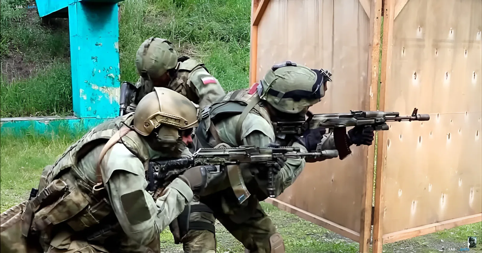 Украинские военнослужащие в боевой обстановке у укрытия, отражающие напряженность битвы за Доброполье и угрозу Краматорску