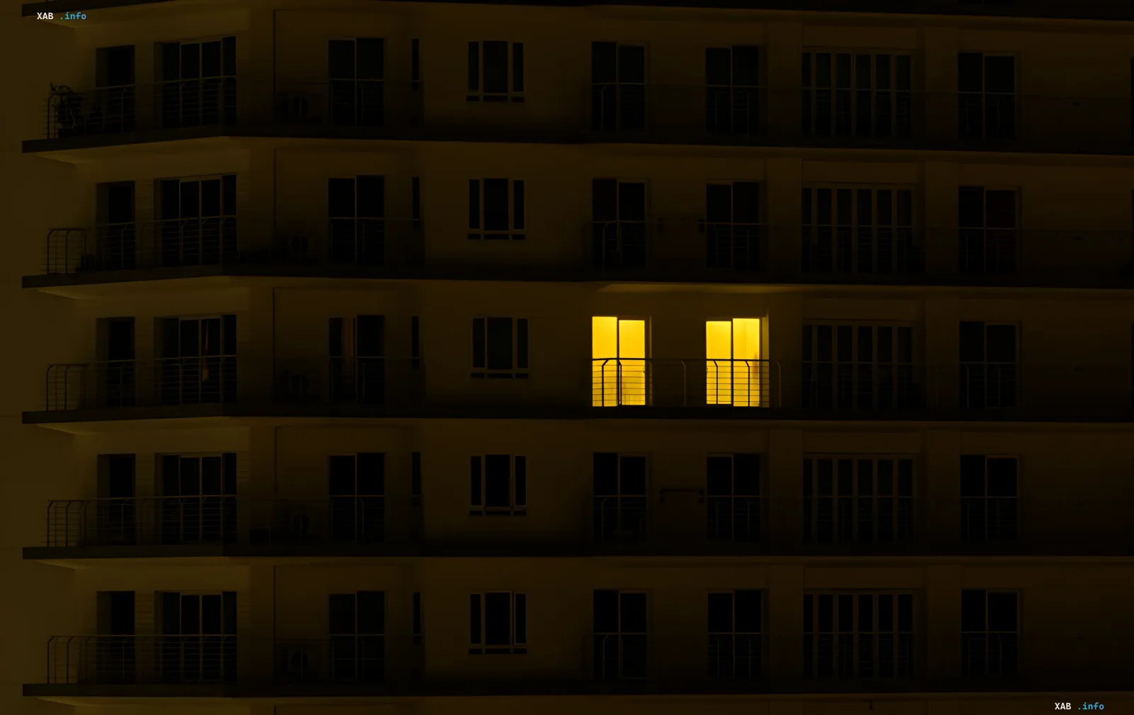 Mehrfamilienhaus nachts mit einem beleuchteten Fenster, das den Stromausfall in Tschernihiw nach dem Angriff symbolisiert