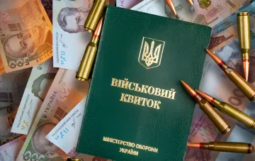 Ukrainischer Militärausweis, Patronen und Hrywnja-Banknoten — Symbol für vereinfachten Zugang zu Gesundheitsfinanzierung über „Armija+“
