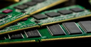 Модули оперативной памяти DRAM на печатной плате, иллюстрирующие дефицит чипов и рост цен на память из-за спроса на ИИ