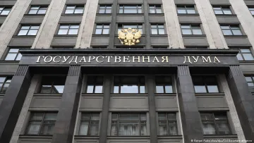 Gebäude der Staatsduma der Russischen Föderation, wo Abgeordnete neue Änderungen im Steuergesetzbuch zur Stabilisierung des Kraftstoffmarktes diskutieren