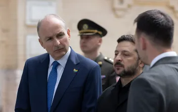 Министр иностранных дел Ирландии Саймон Ковенант и президент Украины Владимир Зеленский во время встречи в Киеве, обсуждающей выделение 125 млн евро и поддержку вступления Украины в ЕС