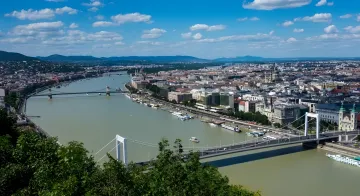 Панорамный вид на Дунай в Будапеште: река с низким уровнем воды, мосты и городские пейзажи на фоне