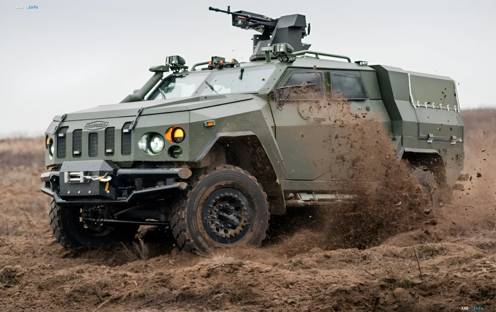 Gepanzertes MaxxPro-Fahrzeug mit Maschinengewehrlafette durchschlängelt sich durch Schlamm, symbolisiert das Überleben der Logistik auf der letzten Meile