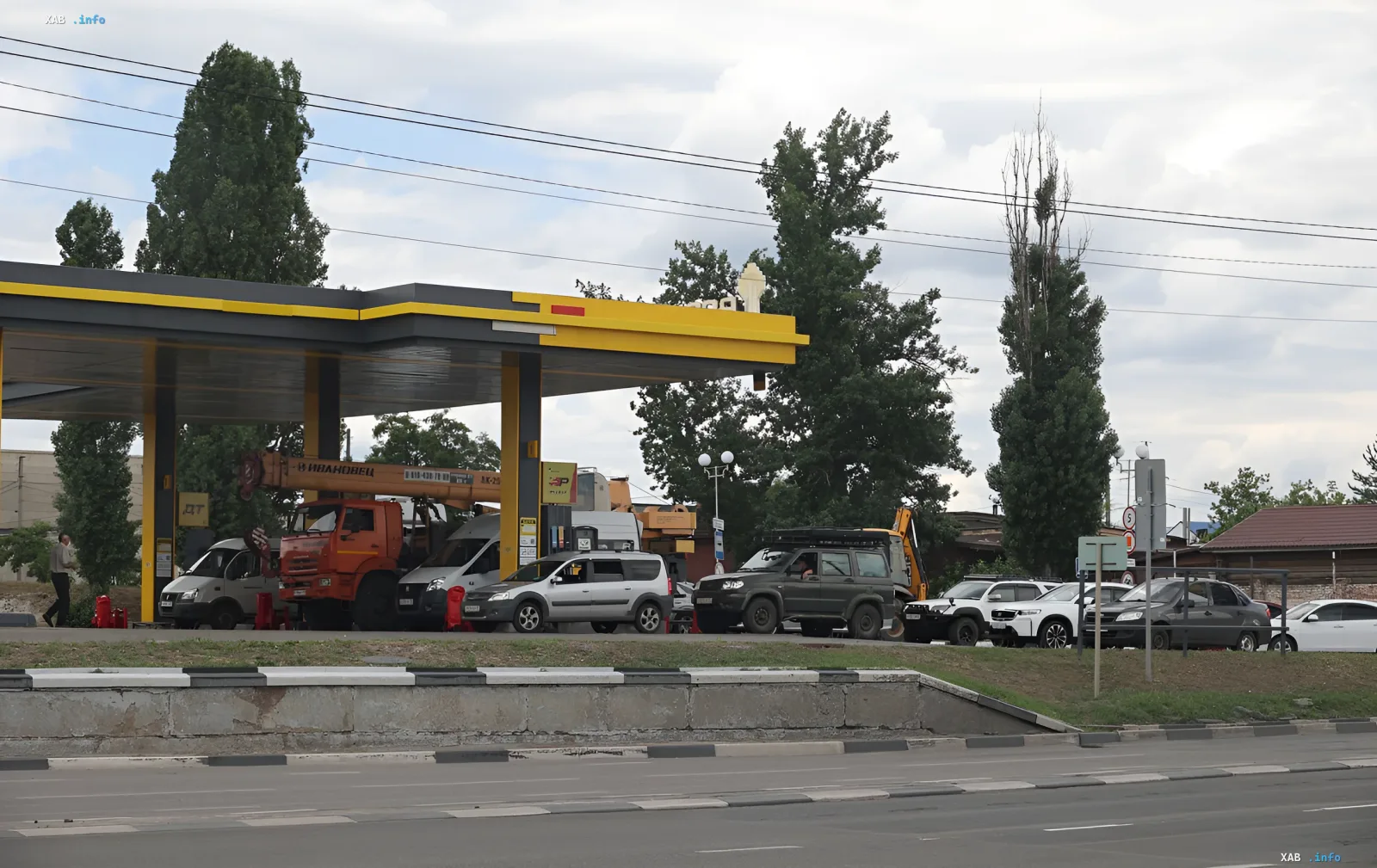 Автомобили выстраиваются в очередь на заправке в Белгородской области после массированных ударов дронов по топливной инфраструктуре