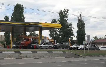 Fahrzeuge stellen sich in einer Warteschlange an einer Tankstelle in der Region Belgorod nach Drohnenangriffen auf die Treibstoffinfrastruktur
