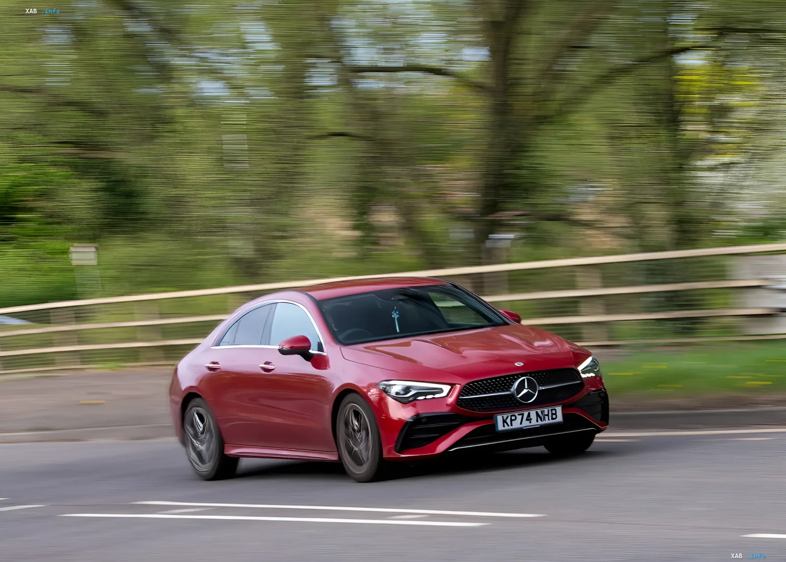 Красный Mercedes-Benz в движении, символизирующий вызовы для немецкого автогиганта из-за американских законов