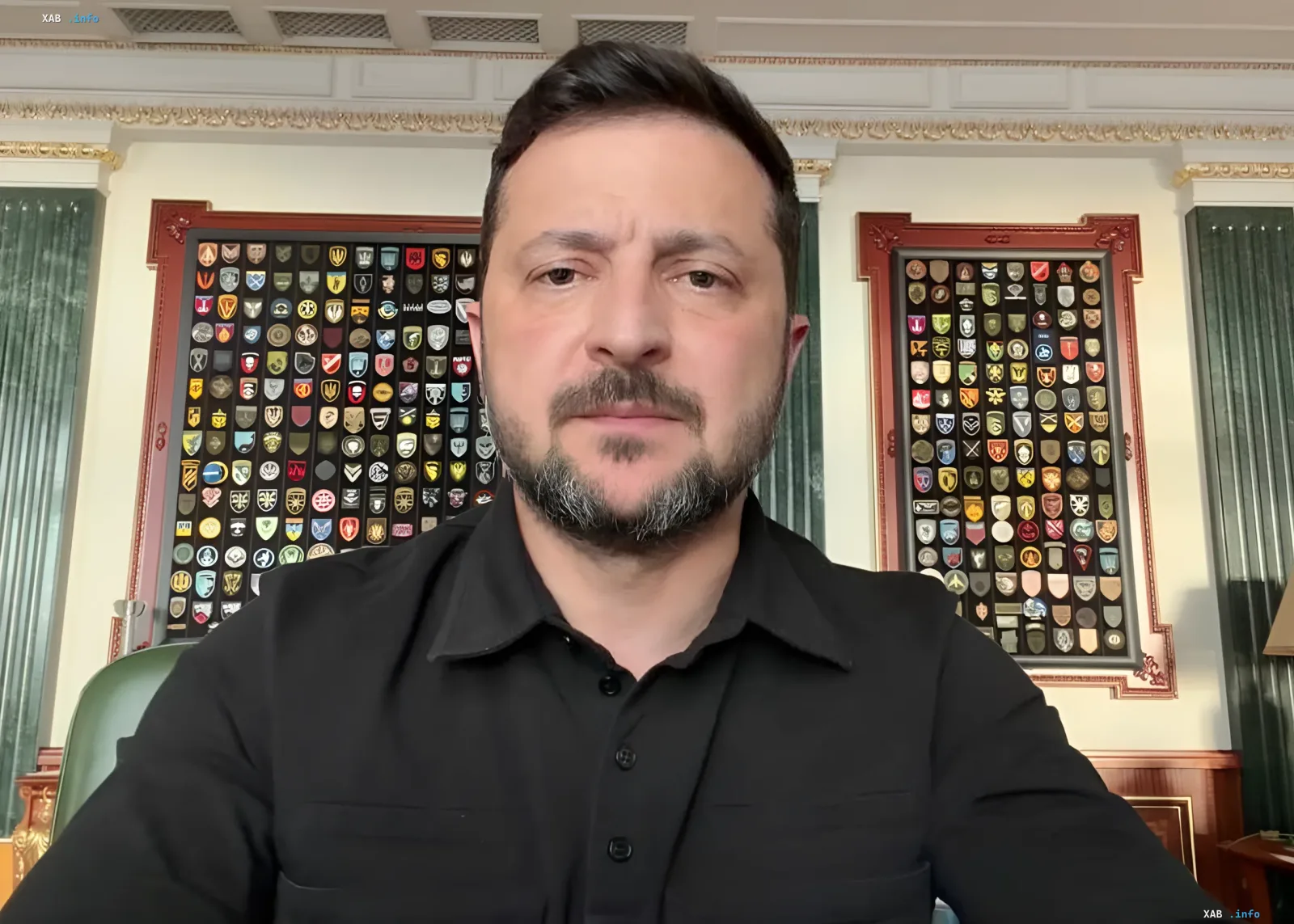 Президент Украины Владимир Зеленский на фоне коллекции военных нашивок, иллюстрирующий тему мобилизации и слухов о 1,2 млн человек