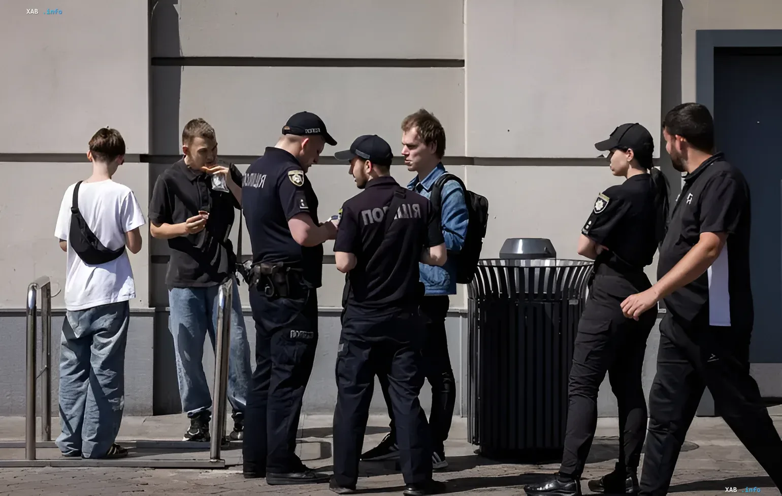 Поліцейські перевіряють документи громадян на вулиці, ілюструючи тему мобілізації та контролю за новим командуванням ЗСУ