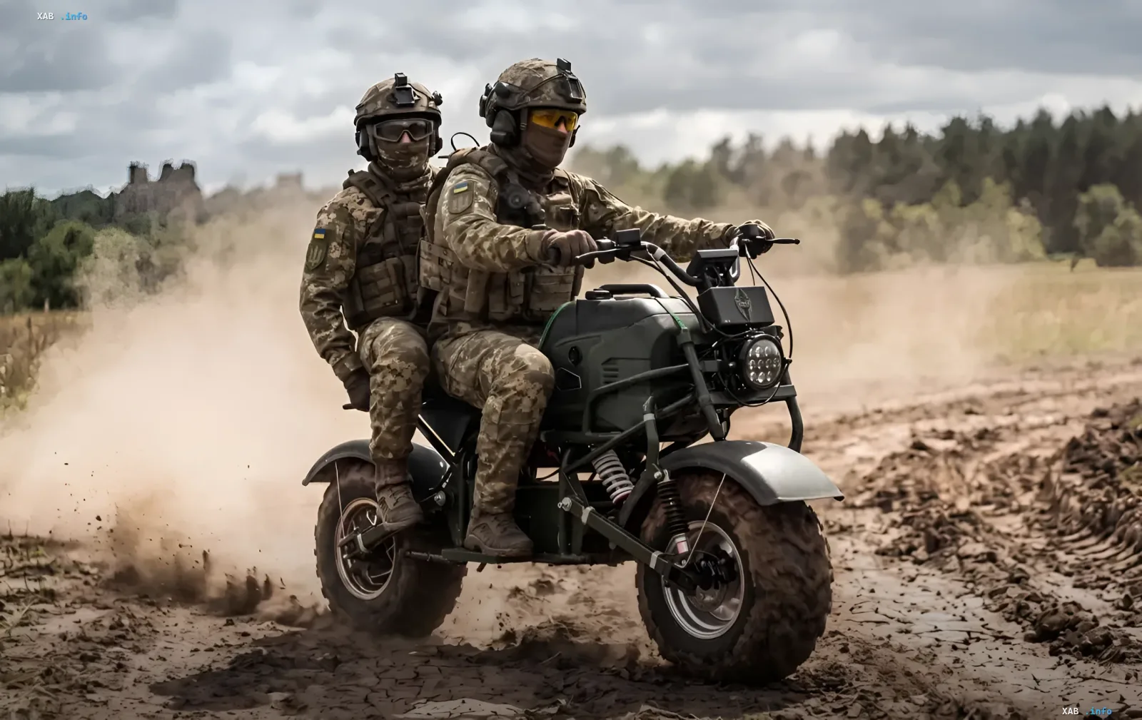 Ukrainische Soldaten auf dem MUL.E-Elektromotorrad mit Generator im Gelände