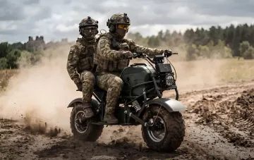 Ukrainische Soldaten auf dem MUL.E-Elektromotorrad mit Generator im Gelände