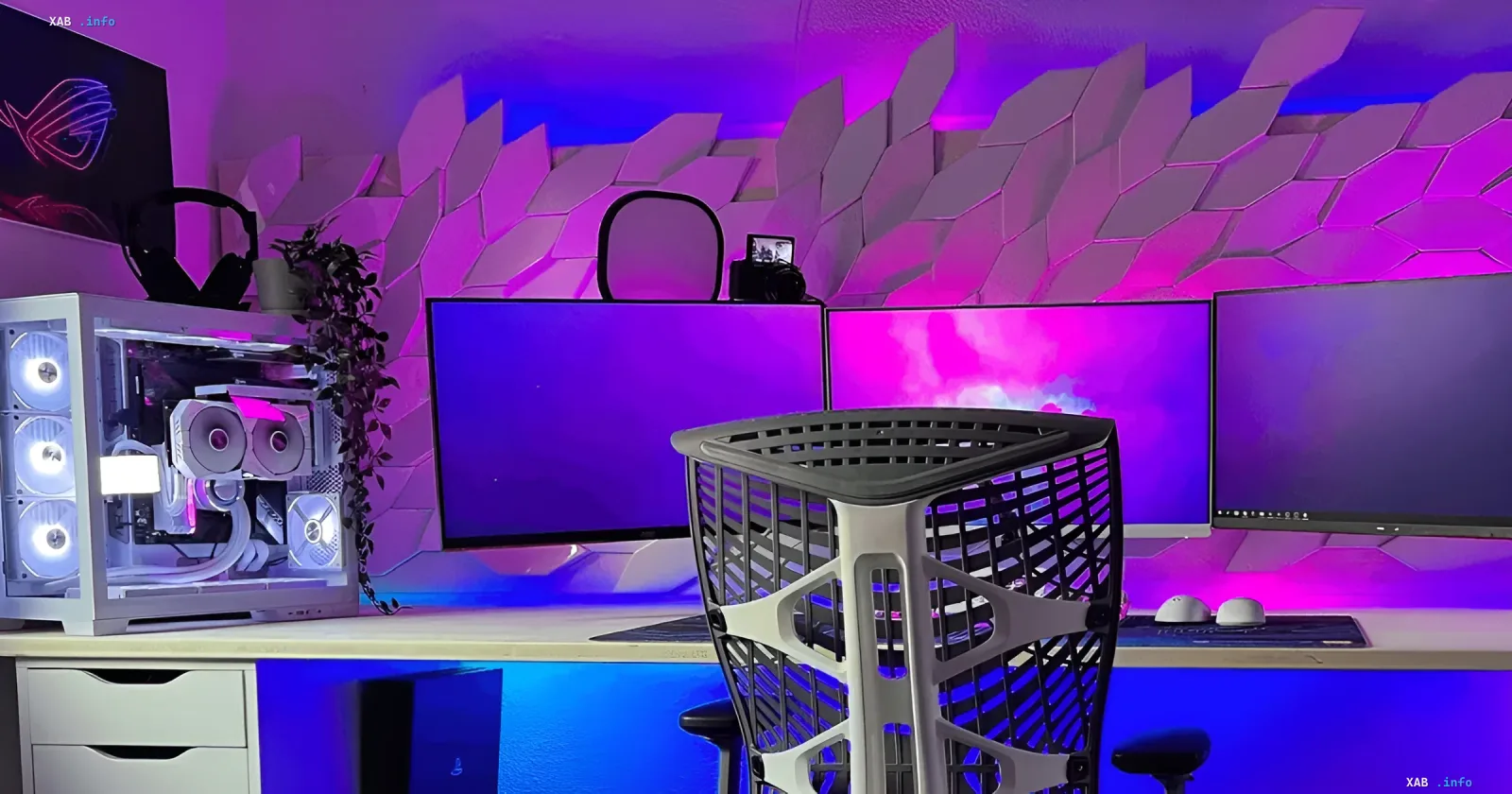 Идеальный игровой ПК с RGB-подсветкой и тремя мониторами, который так красив, что жалко играть