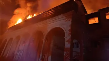 Пожар на крыше здания типографии группы «Конви» в Киеве после российского удара, уничтожившего 410 тысяч учебников