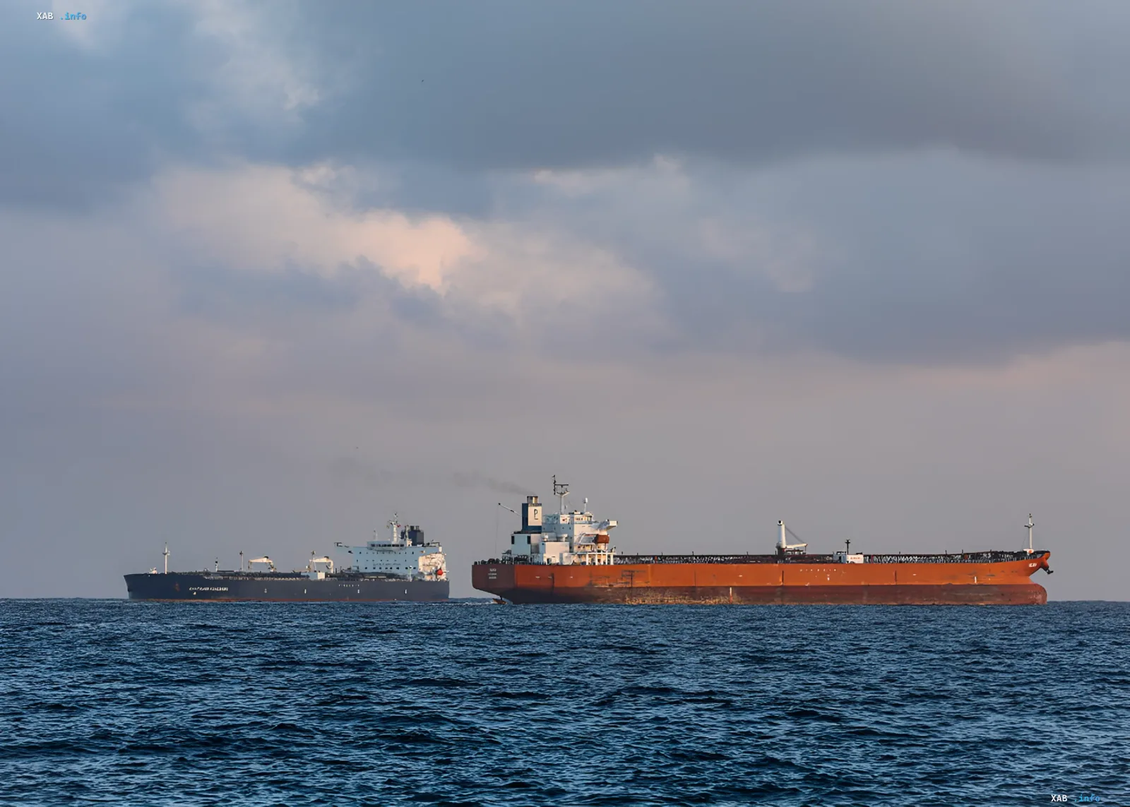Нефтяные танкеры в открытом море, символизирующие рост цен на российскую нефть в Индии из-за кризиса на Ближнем Востоке