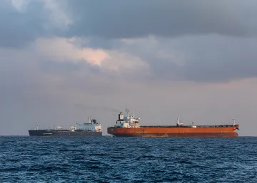 Нефтяные танкеры в открытом море, символизирующие рост цен на российскую нефть в Индии из-за кризиса на Ближнем Востоке
