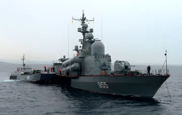 Российский военный корабль с бортовым номером 955 в акватории Черного моря, иллюстрирующий объявление России о рисках для судоходства