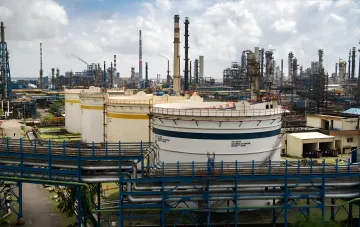 Ölraffinerie mit Speichertanks und Rohren, die den Anstieg der Ölpreise und die Zunahme der russischen Öl- und Gaseinnahmen im Juli veranschaulichen
