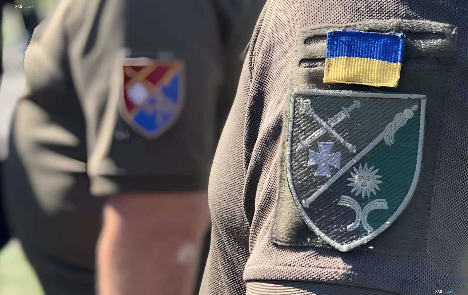 Знак ТЦК Хмельницької області на формі співробітника — у контексті скандалу з наручниками та автомобілем, що викликав реакцію омбудсмена