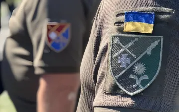 Знак ТЦК Хмельницької області на формі співробітника — у контексті скандалу з наручниками та автомобілем, що викликав реакцію омбудсмена