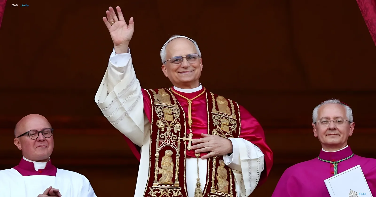 Papst Leo XIV in roter Mitra und goldenem Mantel begrüßt die Gläubigen, was die Urheberschaft der Enzyklika über das KI-Paradoxon symbolisiert