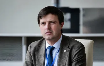 Министр Высоцкий в деловом костюме, обсуждающий проблемы судоходства в портах Украины