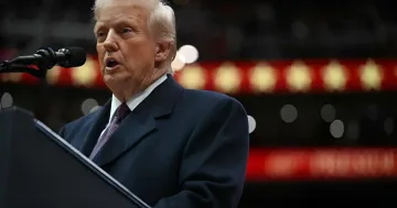 Дональд Трамп выступает с речью на митинге в Джорджии, фокус на телесуфлере и интригах